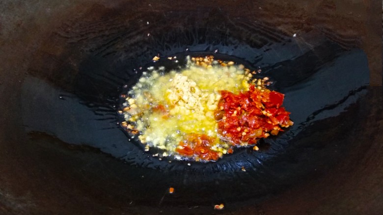 泡椒土豆片(酸辣土豆片),放入泡椒<a style='color:red;display:inline-block;' href='/shicai/ 6161'>泡姜</a>末