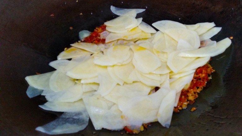 泡椒土豆片(酸辣土豆片),倒入土豆片