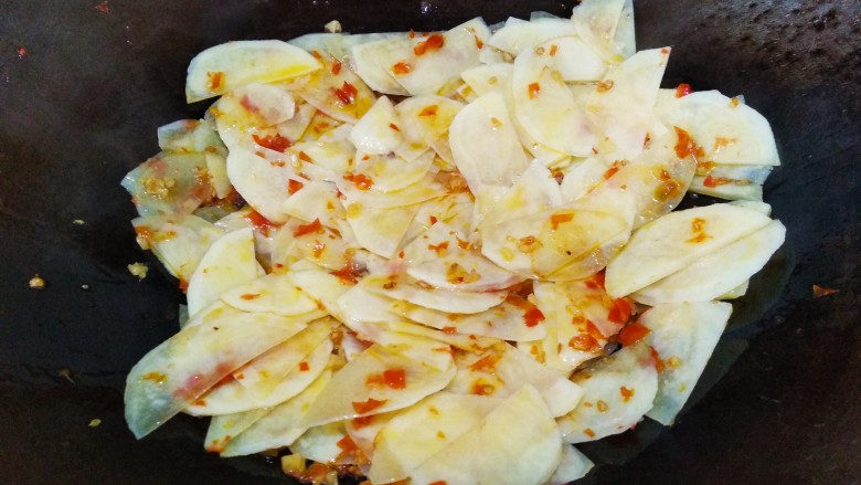 泡椒土豆片(酸辣土豆片),翻炒两分钟