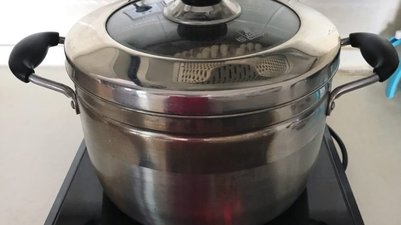 奶香紫薯花卷,大火烧开后蒸10分钟,关火后焖3分钟