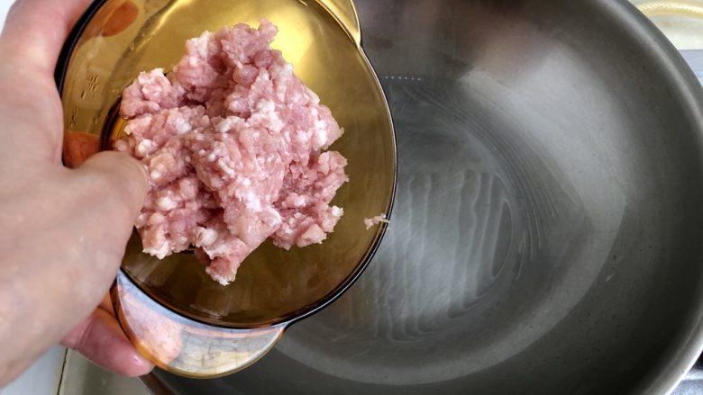 红白莲花开共塘➕肉末番茄炖豆腐,热锅后加少许食用油,转小火,放入肉末煸炒