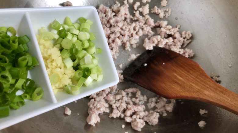 红白莲花开共塘➕肉末番茄炖豆腐,把肉末炒散,炒到肉末发白出油,加入葱白姜末煸香