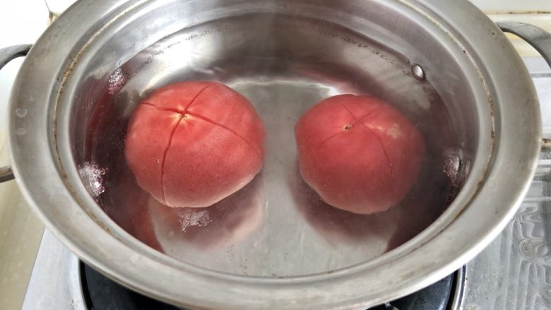 红白莲花开共塘➕肉末番茄炖豆腐,坐锅烧水,水开关火放入番茄烫三四分钟