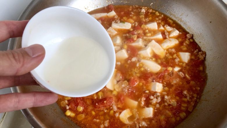 红白莲花开共塘➕肉末番茄炖豆腐,转中火,水淀粉慢慢淋入锅中