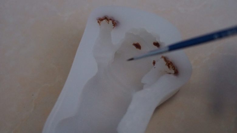 沙皮狗,沙皮狗模具在眼睛、鼻子、脚趾涂上巧克力酱

