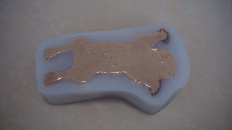 沙皮狗,将慕斯糊倒入沙皮狗模具中，然后放入冰箱冷冻4小时以上