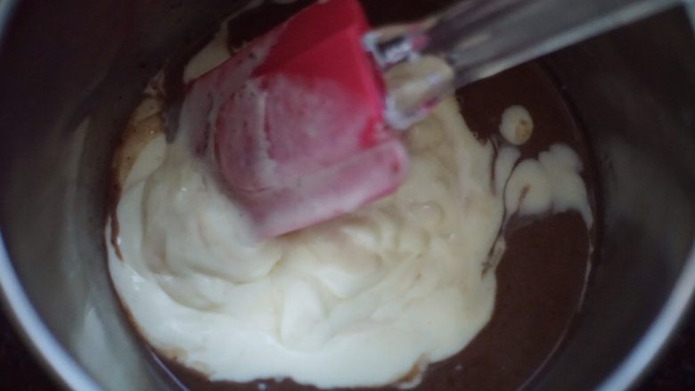 沙皮狗,然后将奶油倒入巧克力酱奶中搅拌均匀