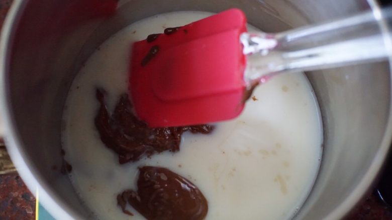 沙皮狗,<a style='color:red;display:inline-block;' href='/shicai/ 9380'>巧克力酱</a>放入吉利丁片融化的纯牛奶中搅拌均匀