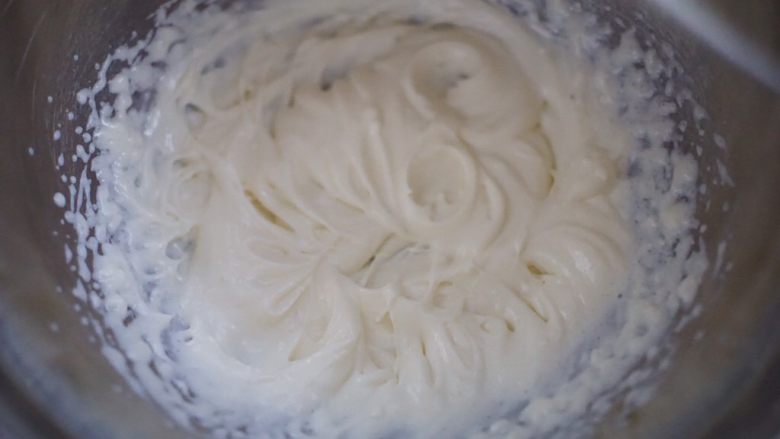 沙皮狗,<a style='color:red;display:inline-block;' href='/shicai/ 886'>奶油</a>加入糖粉打至6成发