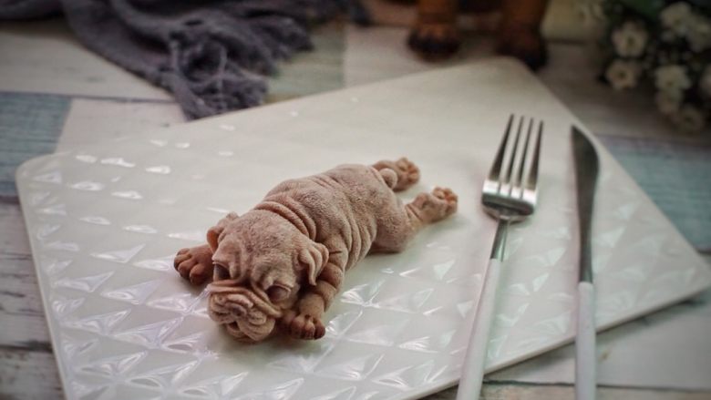 沙皮狗,沙皮狗脱模就要注意一下，先两旁掰开，再上下掰开，左右掰掰，上下掰掰，这样也可以轻易脱模