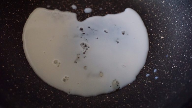 沙皮狗,接着将软化的吉利丁片加入纯牛奶隔水融化搅拌均匀