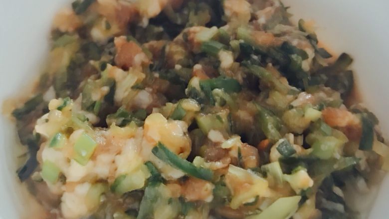 早餐锅贴,黄瓜,肉馅放油,葱姜,调味酱油,盐,调好的馅备用