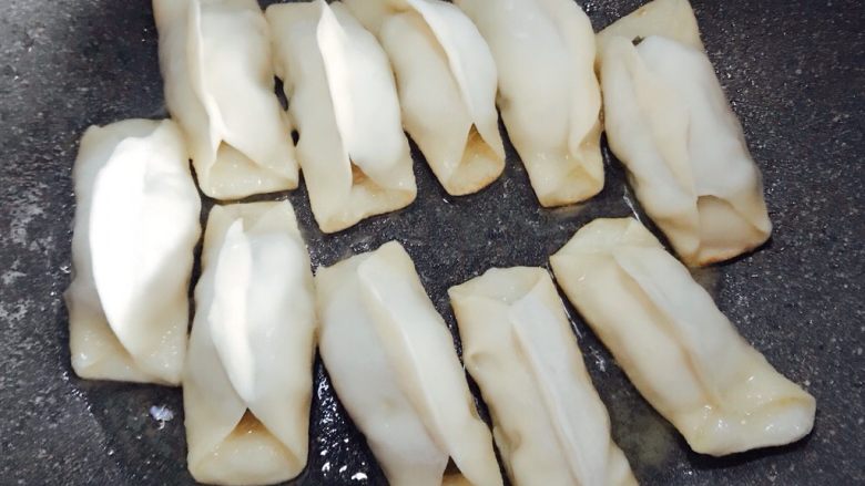 早餐锅贴,锅中放油,煎制底部金黄色
