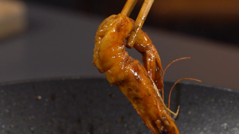 网红三秒沸腾虾,继续煮几分钟后,这道网红大菜便可热辣登场啦。