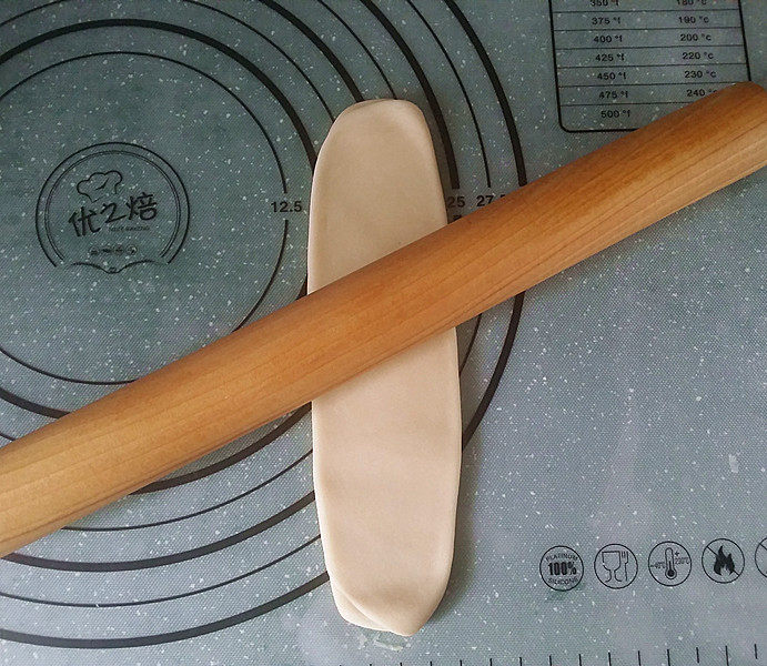 黑芝麻桑葚酥烧饼,静置好再压扁,擀成长条