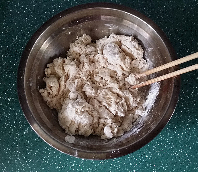 黑芝麻桑葚酥烧饼,制作油皮：将主料倒入盆中搅拌成絮絮状