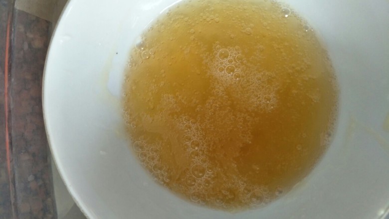 牛奶小方(淡奶油口感更好呦),吉利丁片软化以后,把凉水倒掉,然后放一盆热水,隔水软化成液体状态。