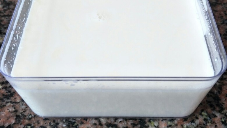 牛奶小方(淡奶油口感更好呦),然后找个器皿装奶液,放凉以后放入冰箱中冷藏就会凝固。