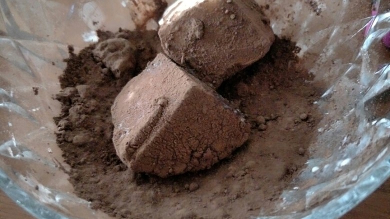 牛奶小方(淡奶油口感更好呦),脱模忘记拍了,倒扣,毛巾过热水,在器皿四周均匀捂下就会掉下(也可以在第6步骤时候,在器皿里面放入保鲜膜,这样容易脱模。)