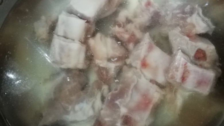 排骨闷饭,<a style='color:red;display:inline-block;' href='/shicai/ 434'>排骨</a>放到水里去血,中间可以多换几次
