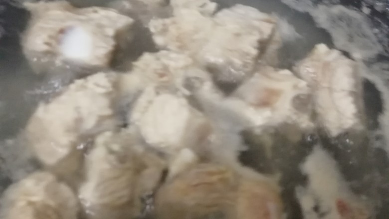 排骨闷饭,焯水,去掉血污