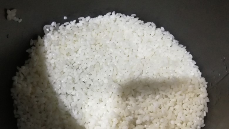 排骨闷饭,将炖的肉放入淘好的米,如果用电压力锅就更好了