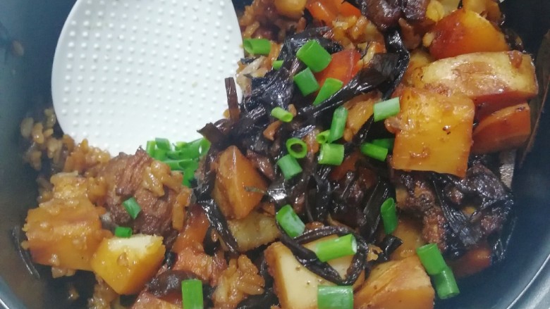 排骨闷饭,最后成品,(成品好不好吃有几个地方要注意,1.汤汁的量 2.土豆炖煮的时间,太长了就烂了,太短口感又会太干,所以入电锅前土豆吸水度是重要的 3.如果你是电压力锅排骨会很容易脱骨4.电压力锅的坏处,如果汤汁过多,米饭会容易湿,不会有干锅底的效果5.普通米饭锅就有相反的效果了,比较容易控制米的干湿度。
