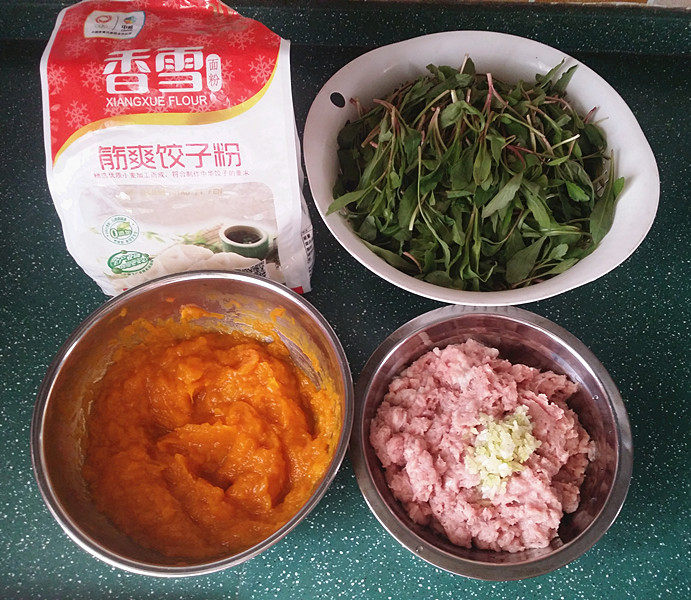 #彩色水饺# 马兰头猪肉南瓜饺,备好食材,南瓜提前蒸熟后压成<a style='color:red;display:inline-block;' href='/shicai/ 7594'>南瓜泥</a>备用