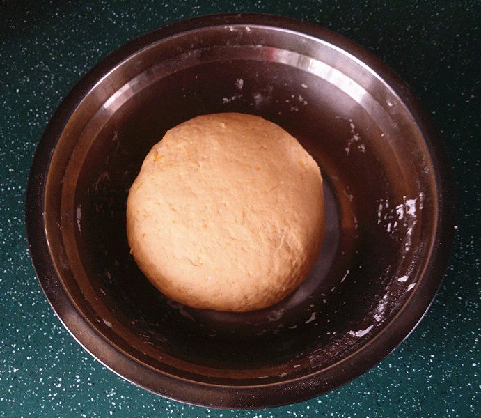 #彩色水饺# 马兰头猪肉南瓜饺,揉至成团后,加盖饧发30~40分钟左右