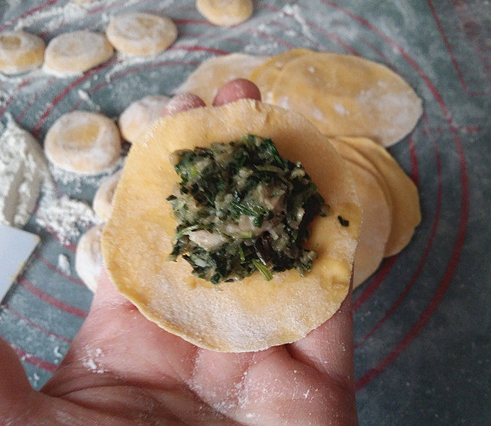 #彩色水饺# 马兰头猪肉南瓜饺,放入适量的马兰头猪肉馅料,包成喜欢自己的形状
