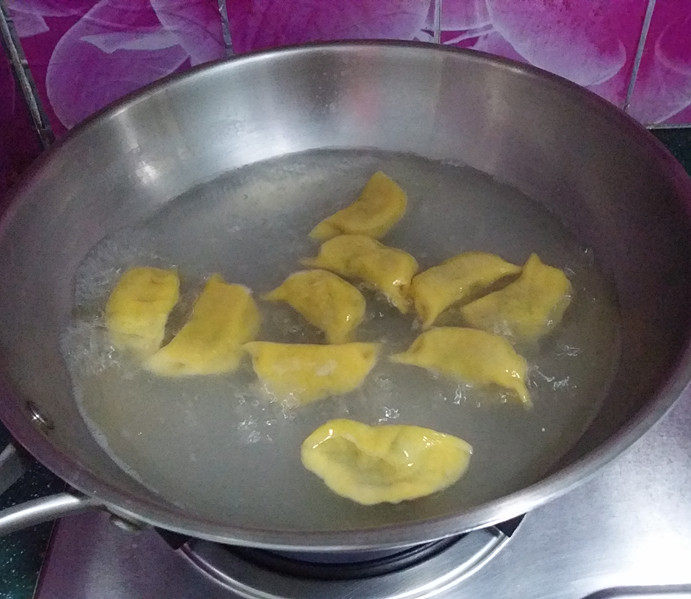 #彩色水饺# 马兰头猪肉南瓜饺,激过3次冷水后,待饺子全部浮起来,就表面饺子全熟了,捞出装盘