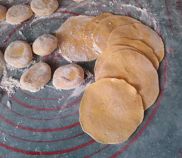 #彩色水饺# 马兰头猪肉南瓜饺,切成大小均匀的剂子后,用擀面杖擀成四周簿中间略厚的圆片