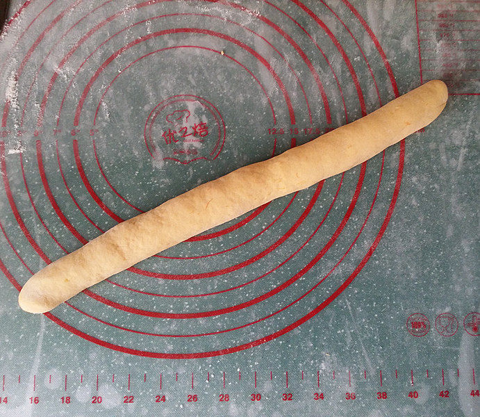 #彩色水饺# 马兰头猪肉南瓜饺,对半切开成二份,将其中一份搓成长条,另一份加盖放一旁备用