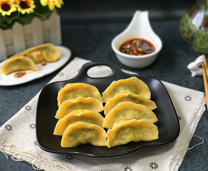 #彩色水饺# 马兰头猪肉南瓜饺,捞出装盘,再准备些蒜泥辣油蘸汁