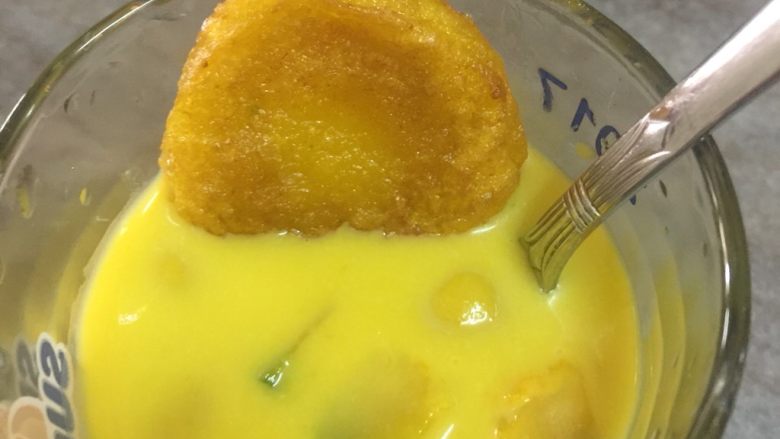 金瓜汤圆糖水
,1)Keep some pumpkin cube for decoration .
2) the left of pumpkin blend with milk or add some coconut milk to taste.
3) add some honey to taste or sugar when the pumpkin is still hot before blend.