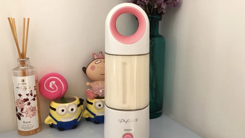 健康美味～百香果苹果奶昔,便携式就是好，可以提着它到处去，而且还不影响它的工作。这里要注意的是，原漾榨汁机启动一个程序是40秒，一般情况下，40秒榨一杯果汁是完全够了，但是如果你想成品更加细腻，可以多加一个程序，即80秒