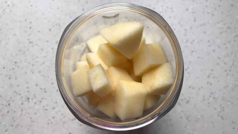 健康美味～百香果苹果奶昔,切好的苹果放入榨汁机内，注意，不要放太满，八分就够了