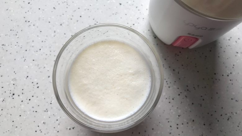 健康美味～百香果苹果奶昔,取一个你喜欢的杯子，将榨汁机微微摇晃一下令奶昔均匀之后倒入杯中