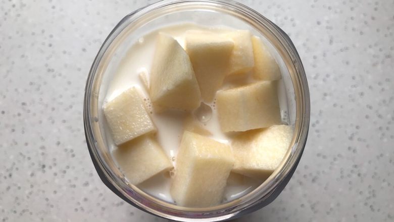 健康美味～百香果苹果奶昔,牛奶用量需没过食材，图片中看上去好像很多，其实是因为苹果浮起来了，切记不可太满，否则会影响榨汁机运作