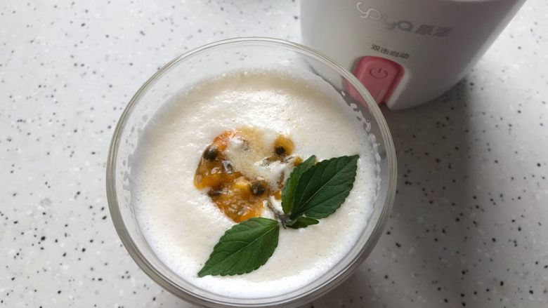 健康美味～百香果苹果奶昔,用绿叶点缀装饰