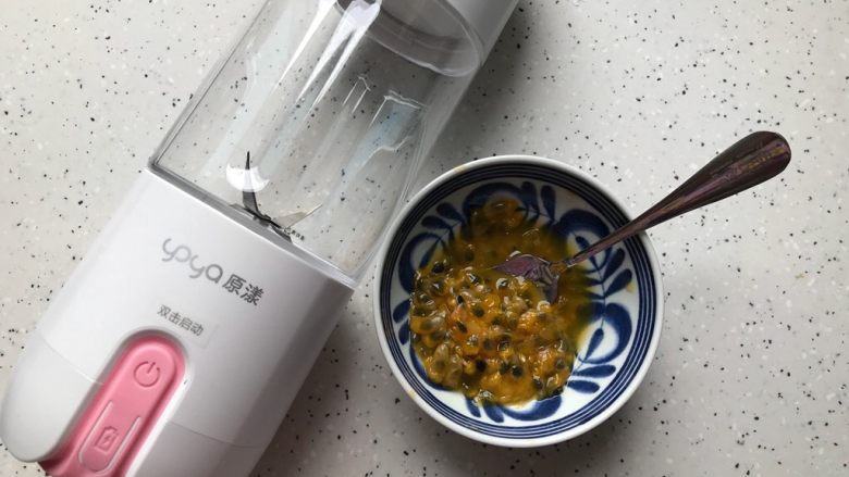 健康美味～百香果苹果奶昔,用勺子将百香果肉和果汁挖出来，备用
