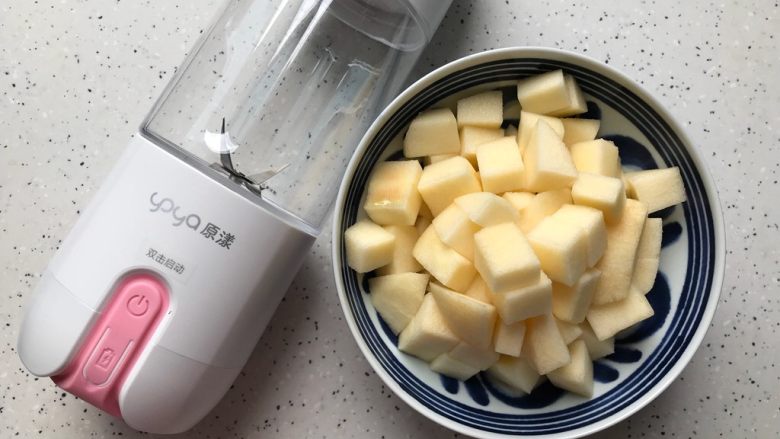 健康美味～百香果苹果奶昔,然后将苹果去核，切成小块，备用