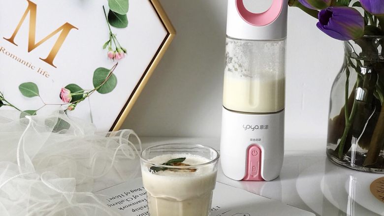 健康美味～百香果苹果奶昔,YOYA-原漾榨汁机操作简单方便，充满一次电可以用六七次，便携式的设计更是野外郊游时喝上一杯新鲜果汁不可缺少的好帮手，而且噪音低，高颜值，已经获得了无数大众的青睐
