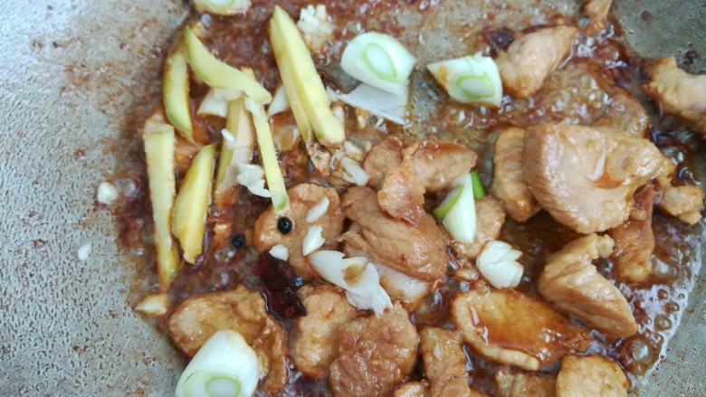 猪肉炖冬瓜,葱姜蒜,翻炒均匀