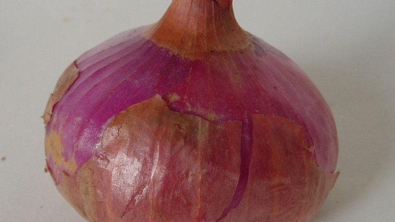 素炒洋葱,准备一个<a style='color:red;display:inline-block;' href='/shicai/ 29'>洋<a style='color:red;display:inline-block;' href='/shicai/ 3250'>葱</a></a>，剥去外皮