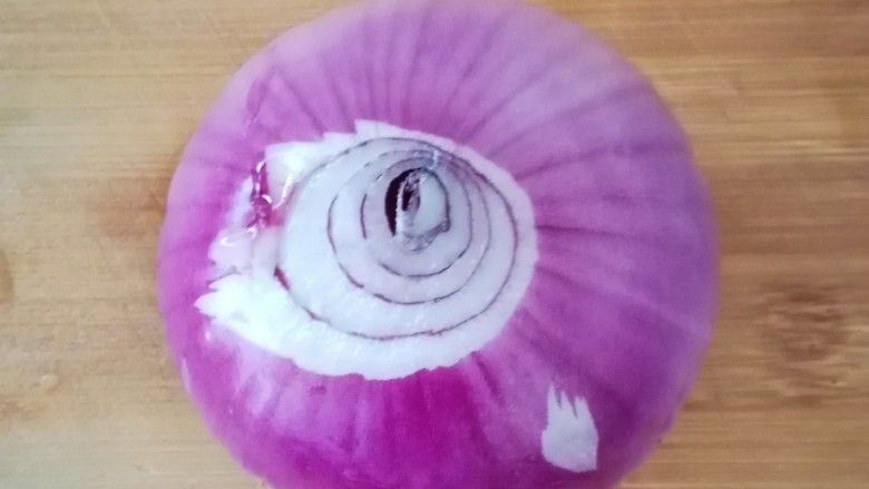 素炒洋葱,洗净，切去顶部和根部