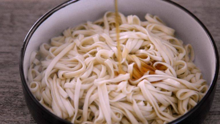 夏季四川最热卖的美食之一,家庭懒人做法——川味鸡丝凉面,面条煮熟,拌入少许香油