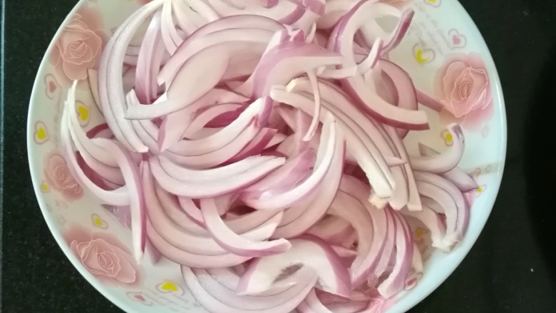 素炒洋葱,洋葱切成小长条，备用