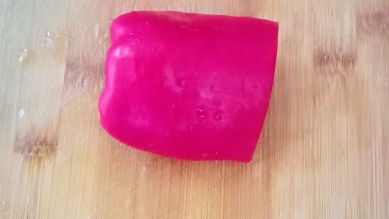 素炒洋葱,半个大红椒，去除里面的籽