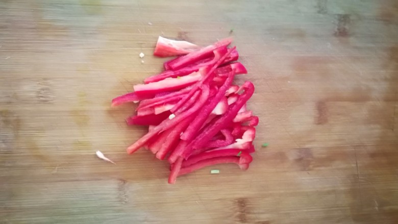 素炒洋葱,大红椒切成小长条，备用